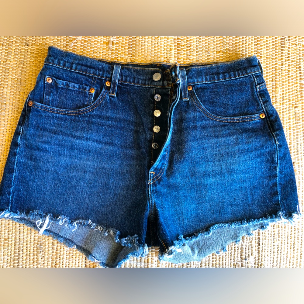 LEVI’S s33 waist 501 button fly cut off jean shorts Look new! Classic